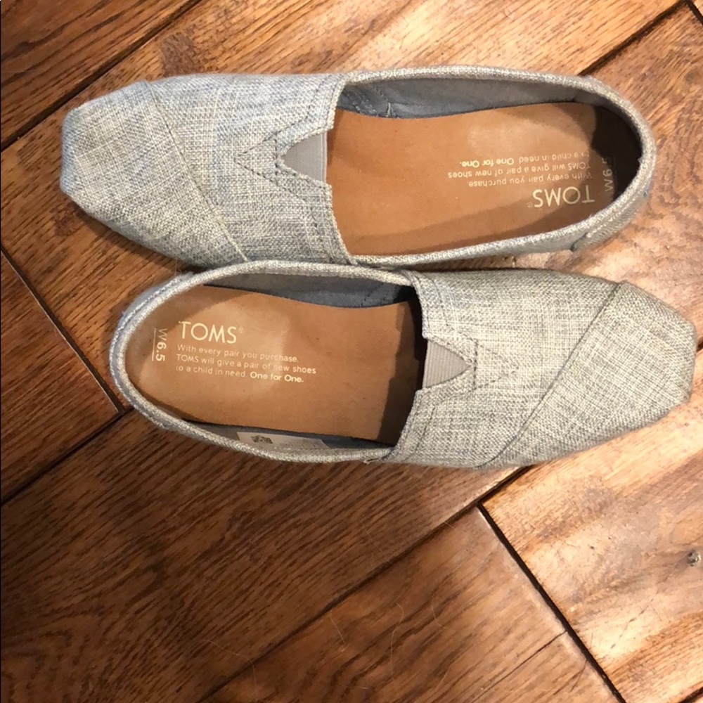 6.5 light gray women’s Toms.